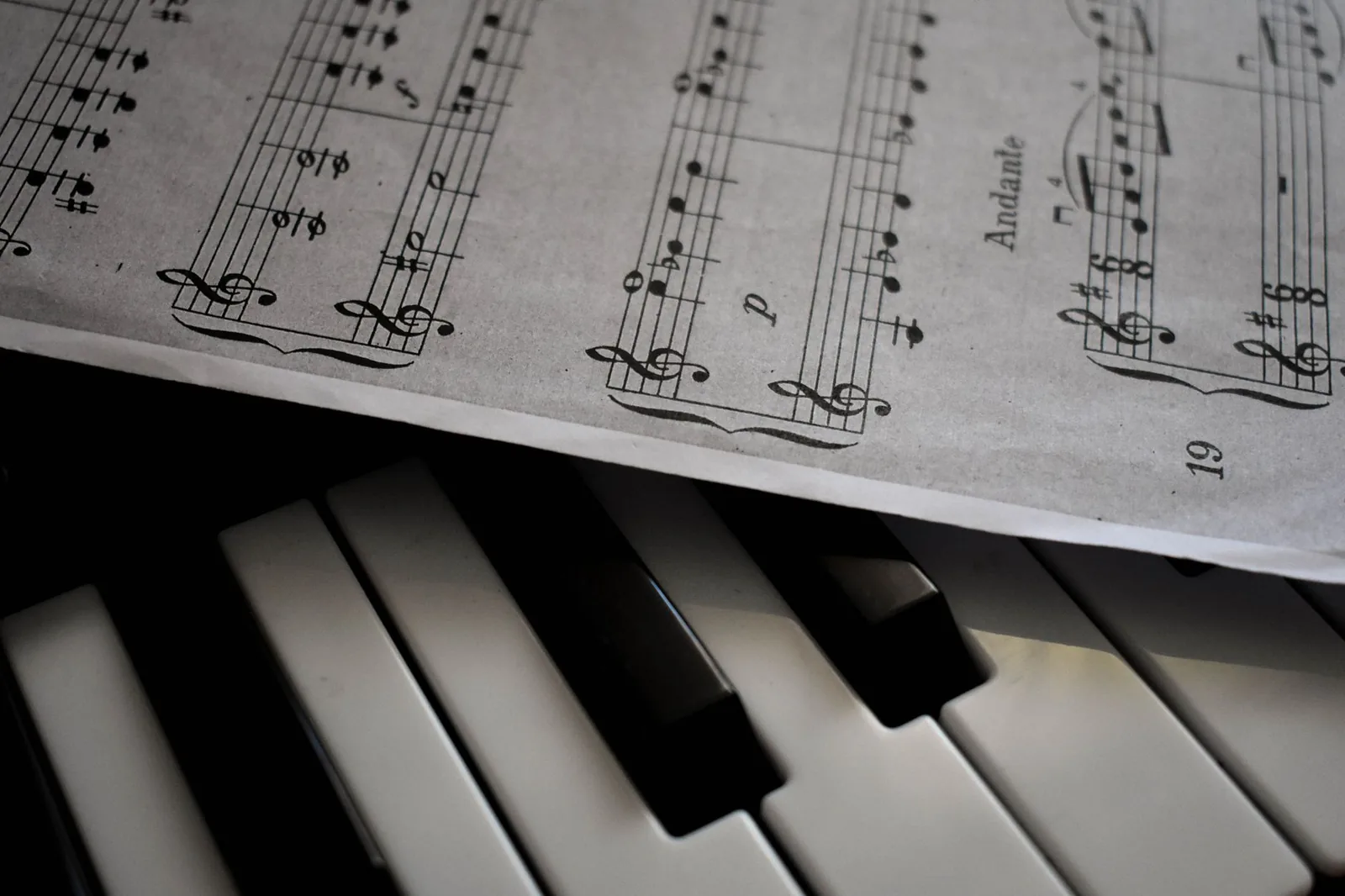 Partitura musical sobre un piano para practicar interpretación en clases de canto